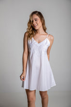 Carregar imagem no visualizador da galeria, Camisola Miosótis 100% algodão bordada