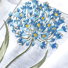 Carregar imagem no visualizador da galeria, Jogo Americano Fleur Bleue bordado 100%linho com guardanapo