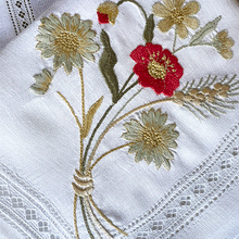 Carregar imagem no visualizador da galeria, Jogo Americano Floral Bouquet bordado 100%linho com guardanapo