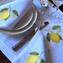Carregar imagem no visualizador da galeria, Jogo Americano Limão Siciliano bordado 100% linho com guardanapo