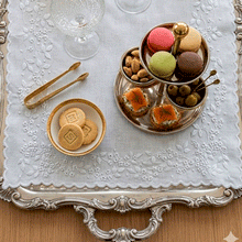 Carregar imagem no visualizador da galeria, Pano de bandeja Miosótis bordado manual 37x49cm linho misto