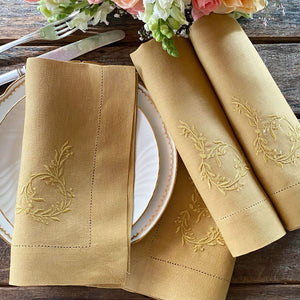 Embroidered Mustard napkin and 100% linen holder 50x50cm
