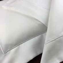 Carregar imagem no visualizador da galeria, Fronha Denguinho bordado festonê branco 30x40cm 100% algodão