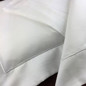 Fronha Denguinho bordado festonê branco 30x40cm 100% algodão