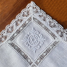 Load image into Gallery viewer, Embroidered Arabesque placemat and 100% linen lace with napkin 