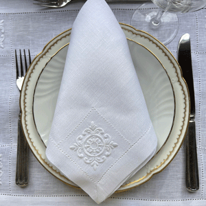 Arabesque Blanc placemat embroidered 100% linen with napkin