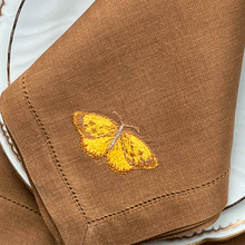 Carregar imagem no visualizador da galeria, Jogo Americano Butterfly Yellow 100% linho com guardanapo
