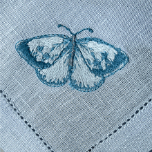 Carregar imagem no visualizador da galeria, Jogo Americano Butterfly Blue bordado 100% linho com guardanapo