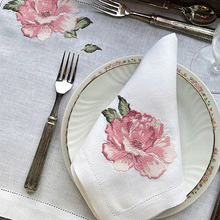 Carregar imagem no visualizador da galeria, Jogo Americano Fleur Rose bordado 100% linho branco com guardanapo