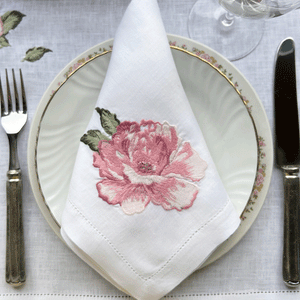 Jogo Americano Fleur Rose bordado 100% linho branco com guardanapo
