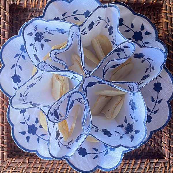Porta-biscoitos Flores Azuis bordadas 30cm diâmetro 100% linho