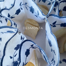 Carregar imagem no visualizador da galeria, Porta-biscoitos Flores Azuis bordadas 30cm diâmetro 100% linho