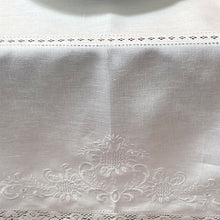 Load image into Gallery viewer, Queen Tablecloth embroidered sieve 1.70x2.70m rectangular 100% linen and 100% cotton lace